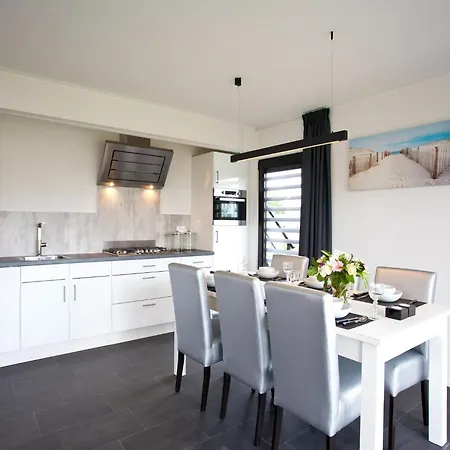 Luxurious House With A Gas Fireplace *